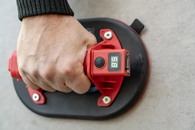 Elektrický píst RUBI POWERVAC ENERGY unese až 120 kg, takže je vhodný i pro velkoformátové dlaždice.